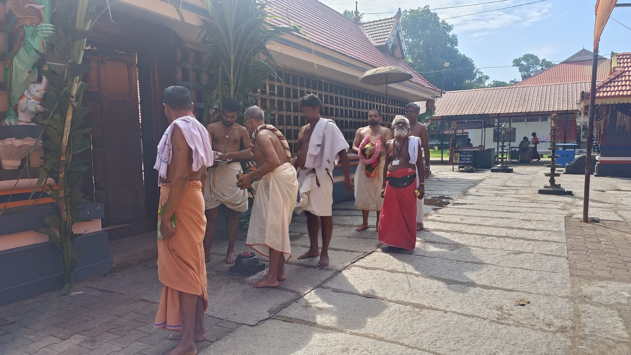 Chakkulathukavu Devi   Mahadeva temple Alappuzha Dresscode