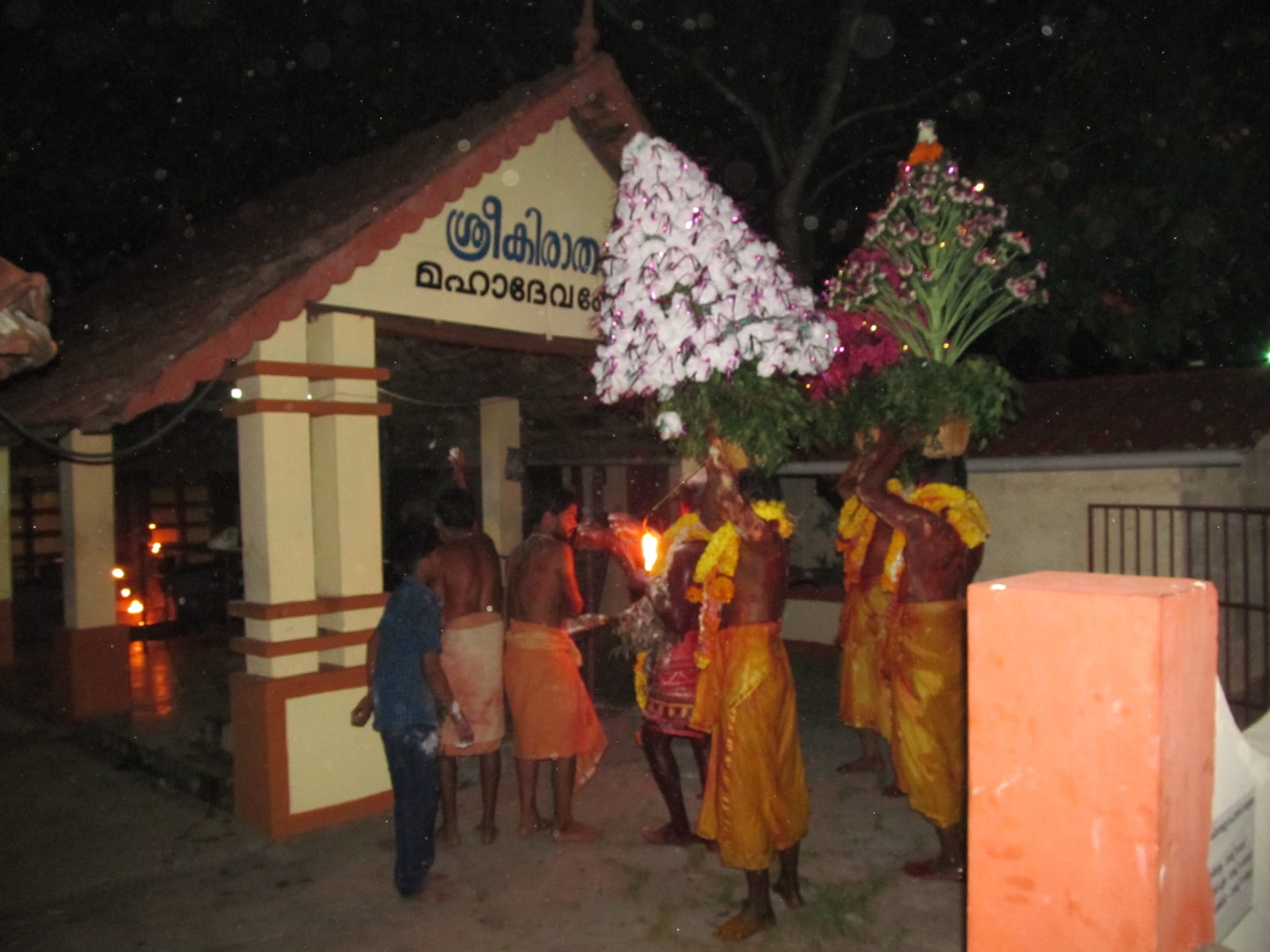 Puttambalam Mutharamman Kovil Alappuzha Dresscode