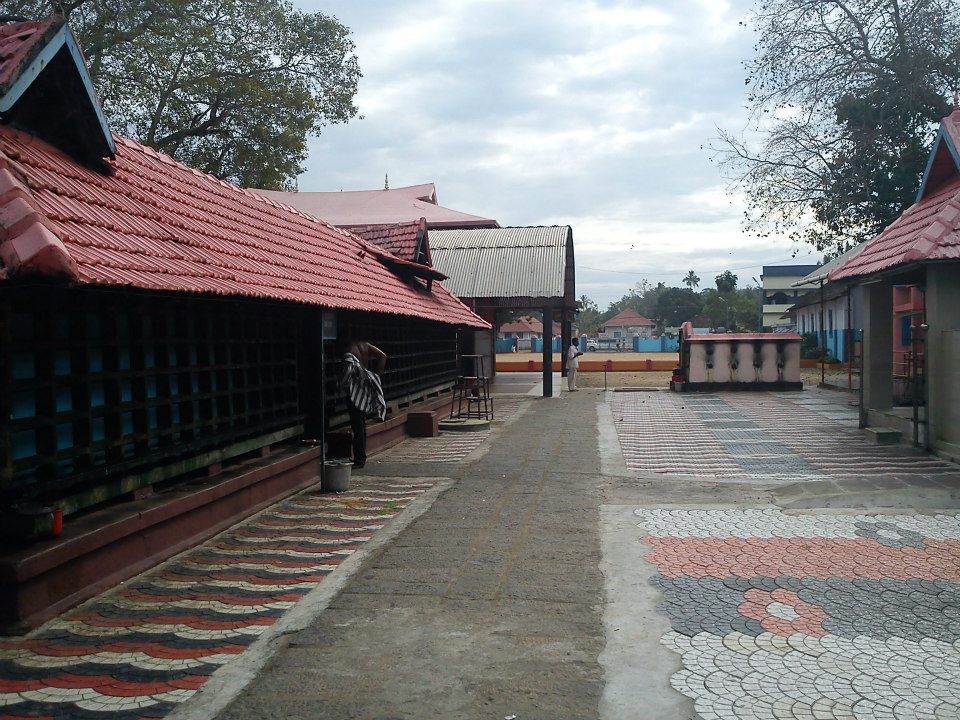 Pazhaveedu Sree Bhagavathy temple Alappuzha Dresscode