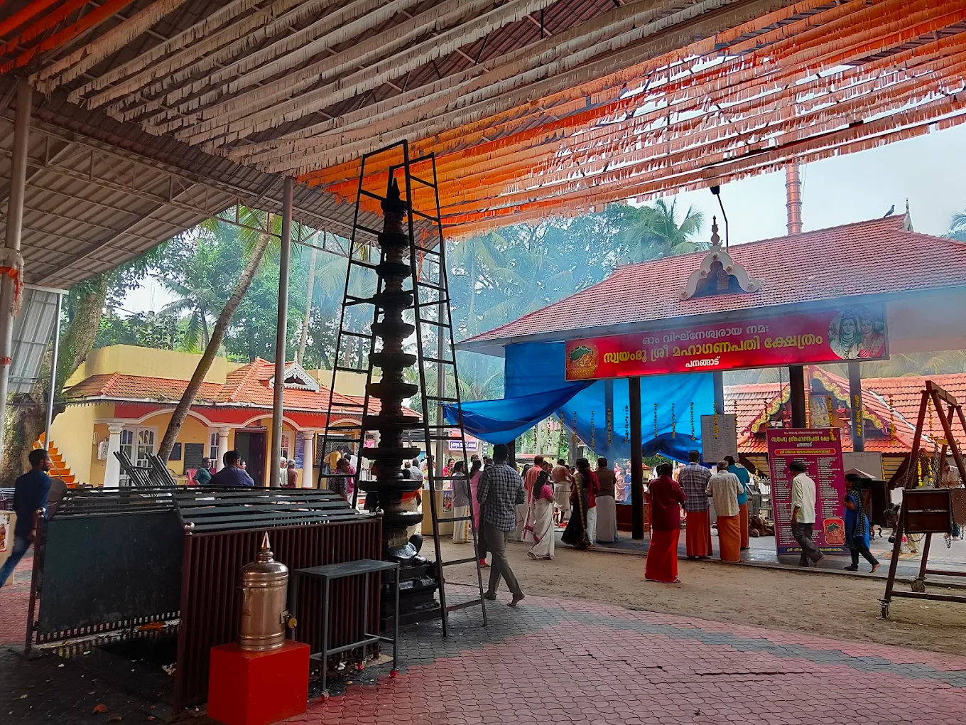 Kodimaram and Nadapandal at Panangad Ganapathy Temple