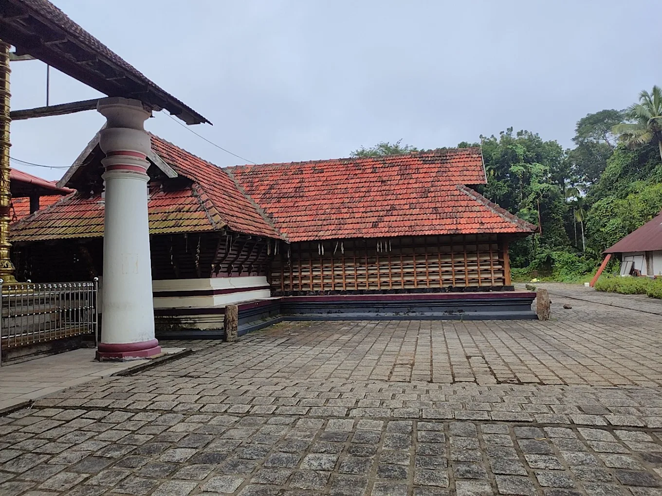 Early morning darshan during Karkidaka Naalambala Darshanam at Mammalassery Sreeramaswamy Temple