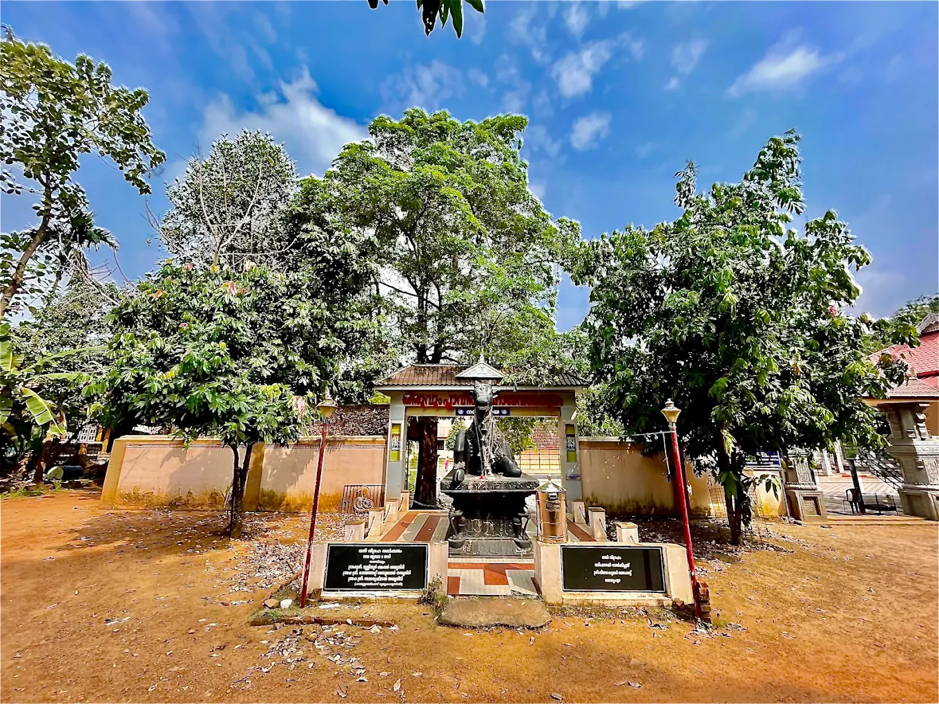 Devotees worshiping on Thiruvumplavil Mahadeva Temple 