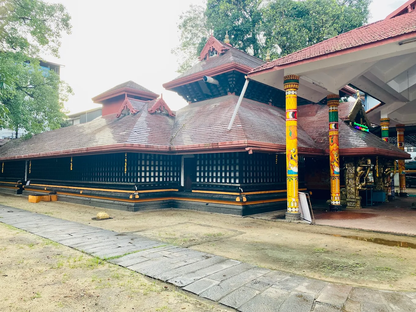 Valanjambalam Sree Devi Kshethram with traditional Kerala