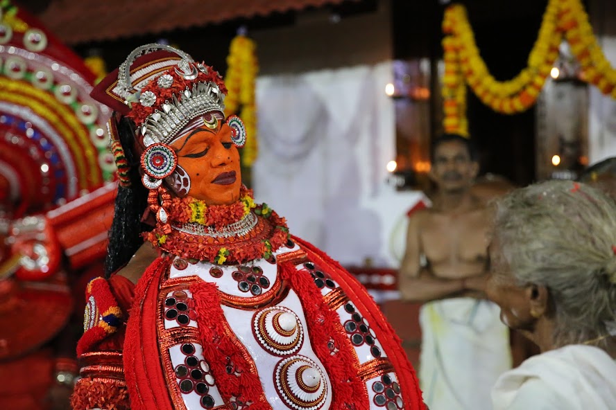 Kalloori Sree Puthiya  Bhagavathy kannur Dresscode