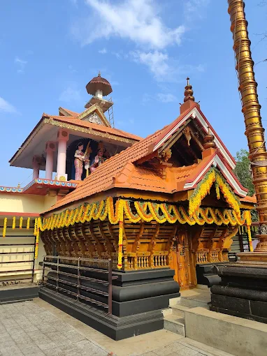 Devotees worshipping at Chittaykkattu Sree Devi