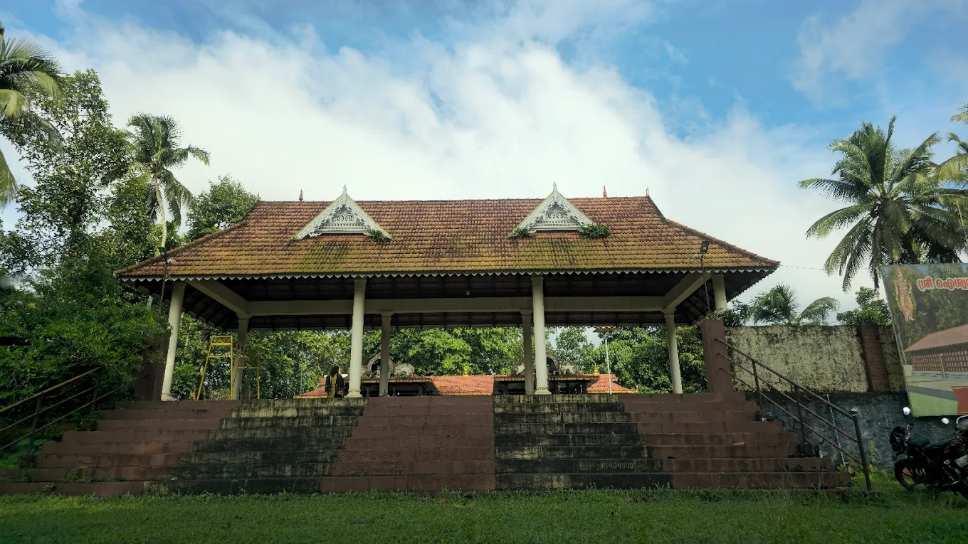 Entrance of Urulikunnam Sree Aiswarya Gandharva Swamy & Bhadrakali Temple