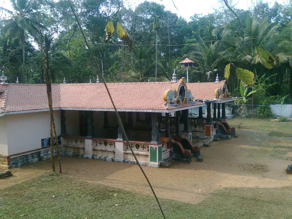 Evening rituals at Urulikunnam Gandharva Swamy Temple