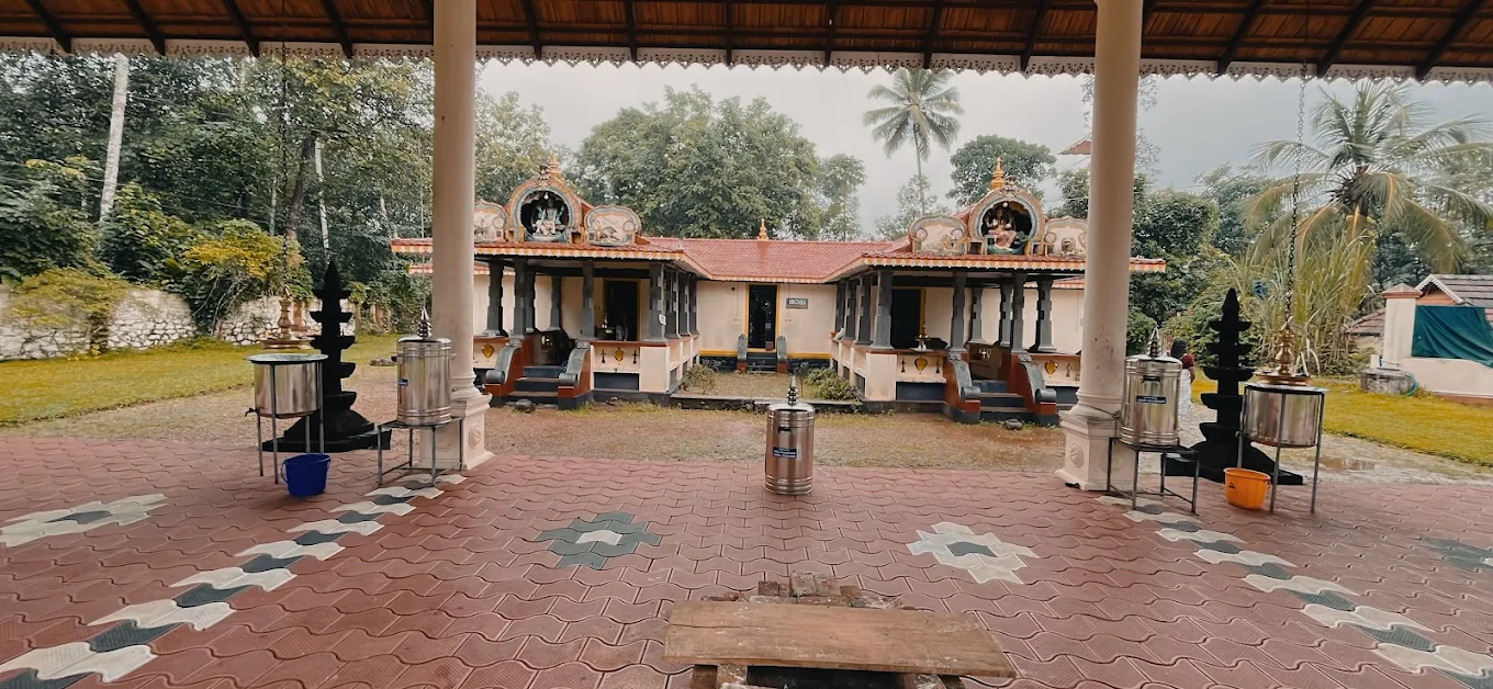 Serene surroundings of Urulikunnam Sree Bhadrakali Temple