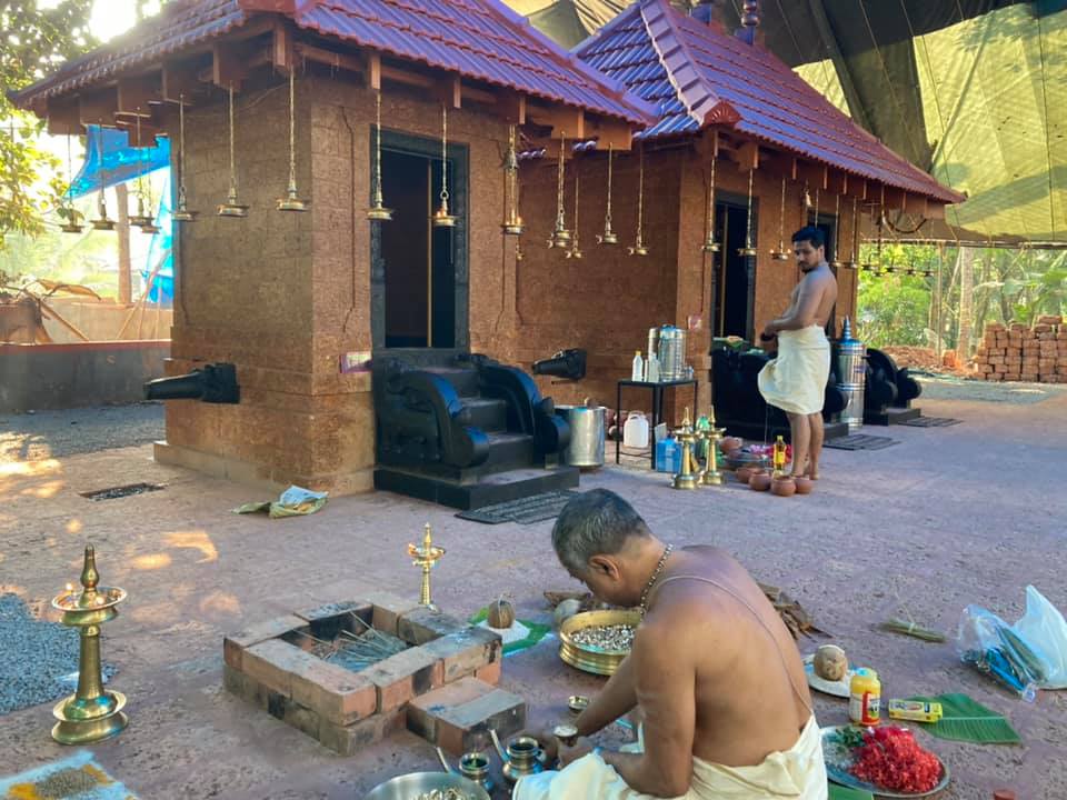 Palayulla Parambath Sree Kuttichathan Bhagavathitemple Kozhikode Dresscode