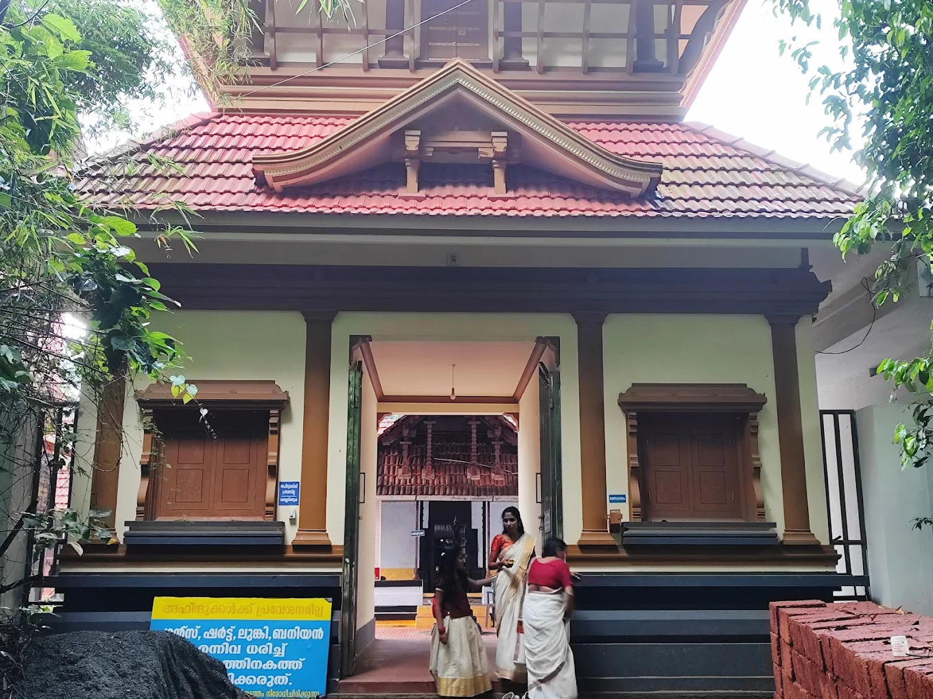 Garudan Kavu Temple sanctum exterior