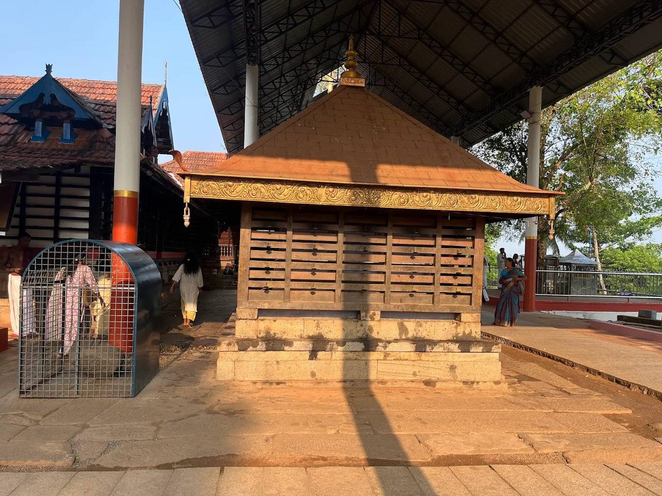 Traditional Kerala architecture at Sree Thirumandhamkunnu Bhagavathi Temple