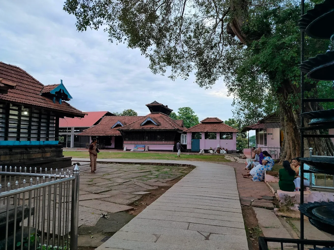 Sree Thirumandhamkunnu Bhagavathi Temple sanctum exterior