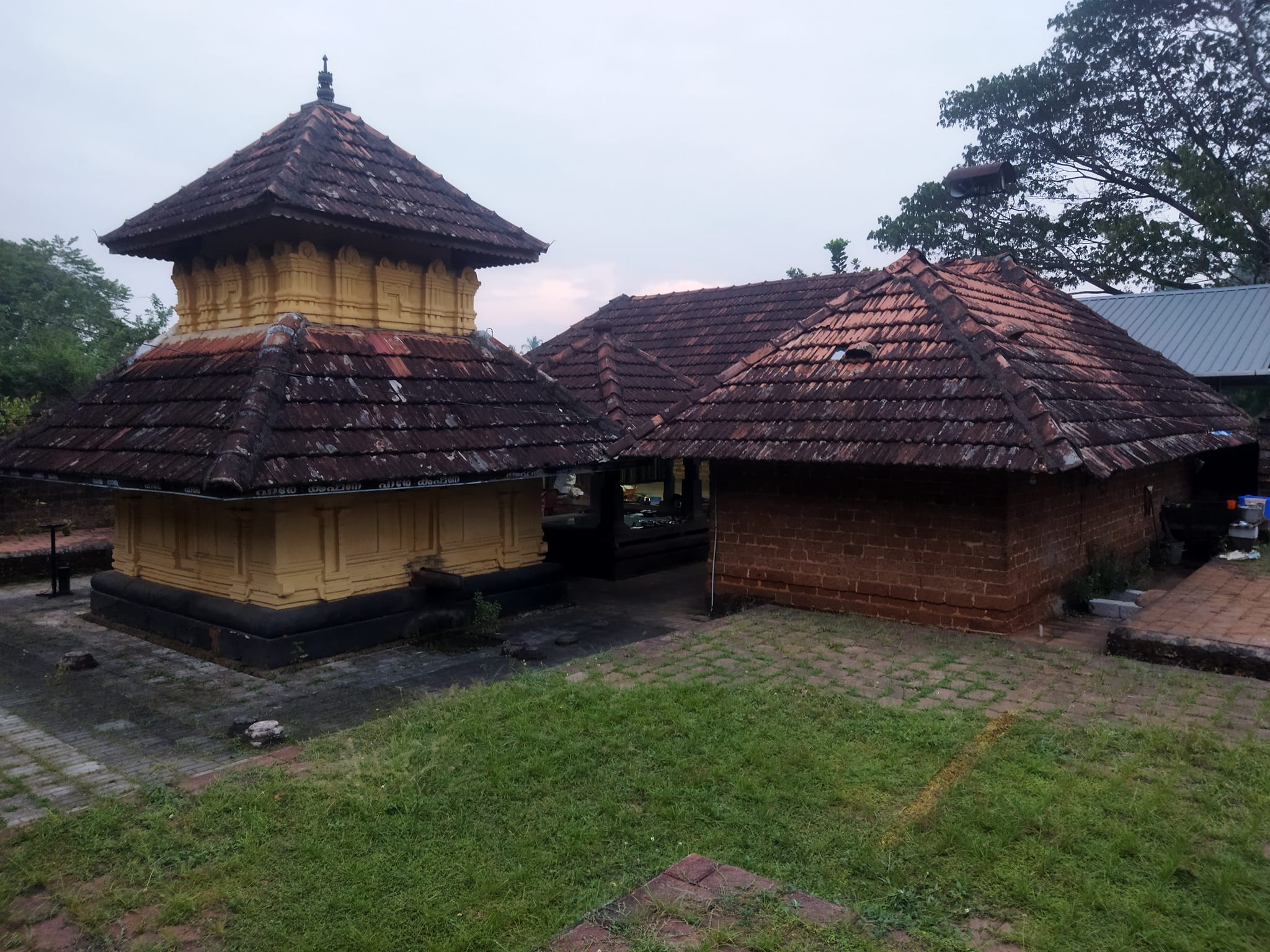 Images of Palakkad Chemmanamkuzhi Devaswom Santanagopala Moorthy Mahadeva  Temple