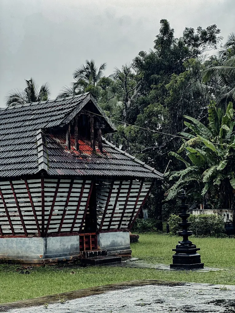  Peaceful view of Chalavara Sree Krishna Temple surrounded by traditional Kerala temple architecture