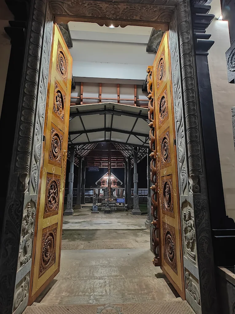 Inner corridor of Chuduvalathur Siva Temple