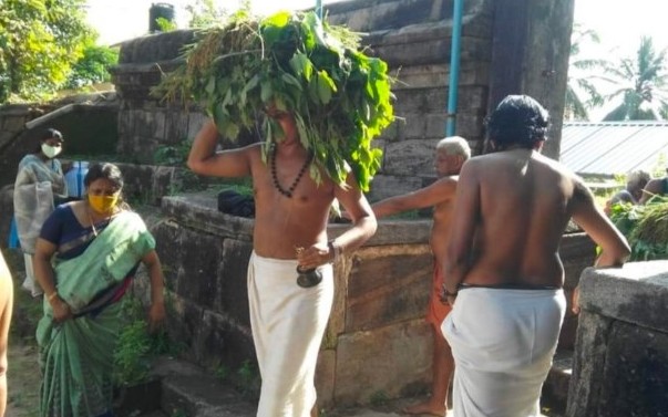 Devotees receiving prasadam made from Thriputhari rice and honey