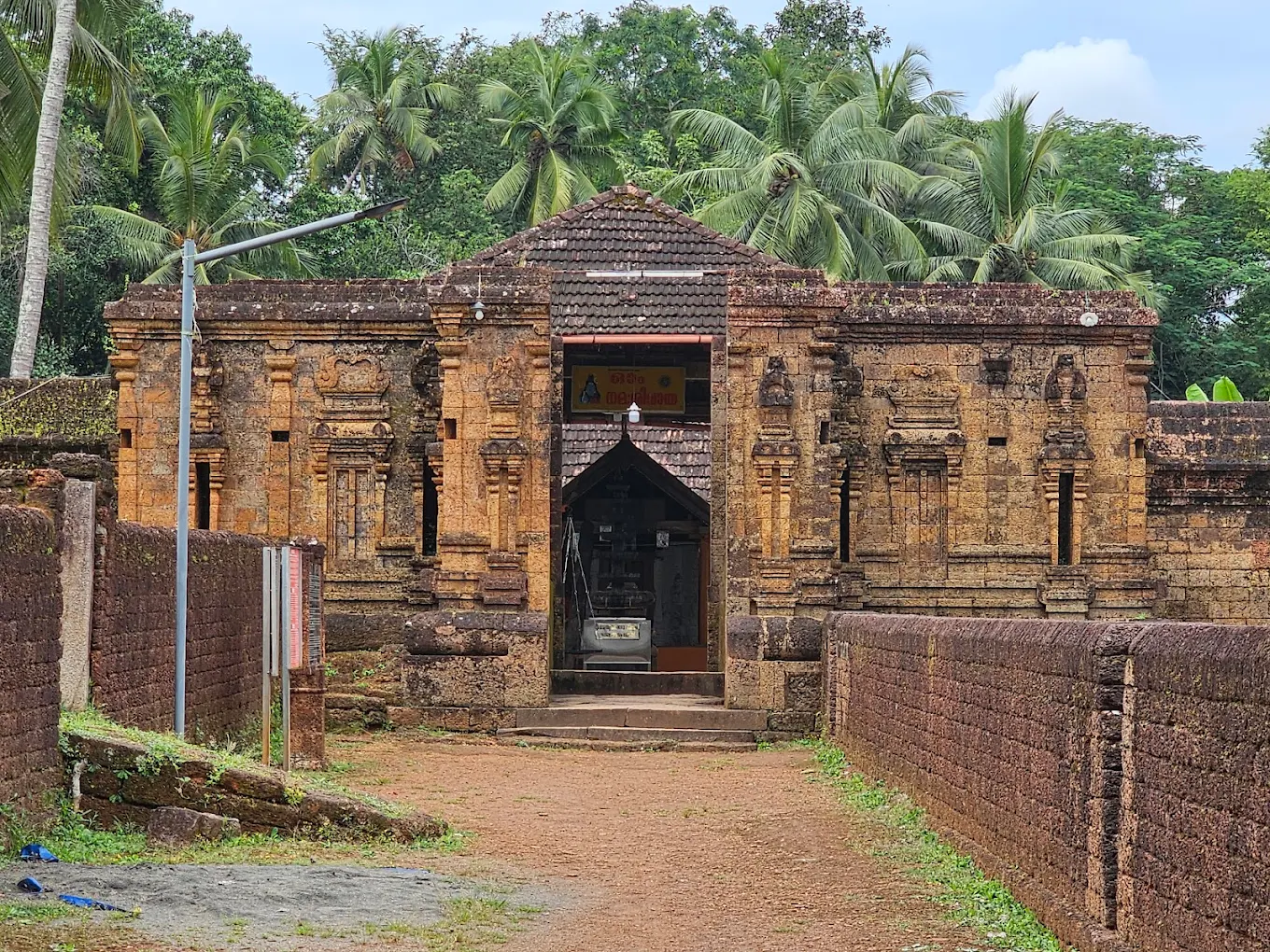 walls of Chemmanthatta Mahadeva Temple
