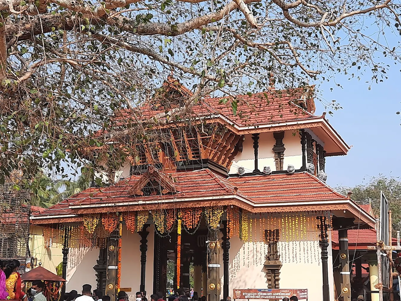 Front view of Sree Chiravarambathukavu Bhagavathi Temple in Thrissur