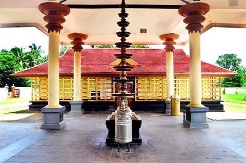 Kalamezhuthu ritual at Sree Chiravarambathukavu Bhagavathi Temple