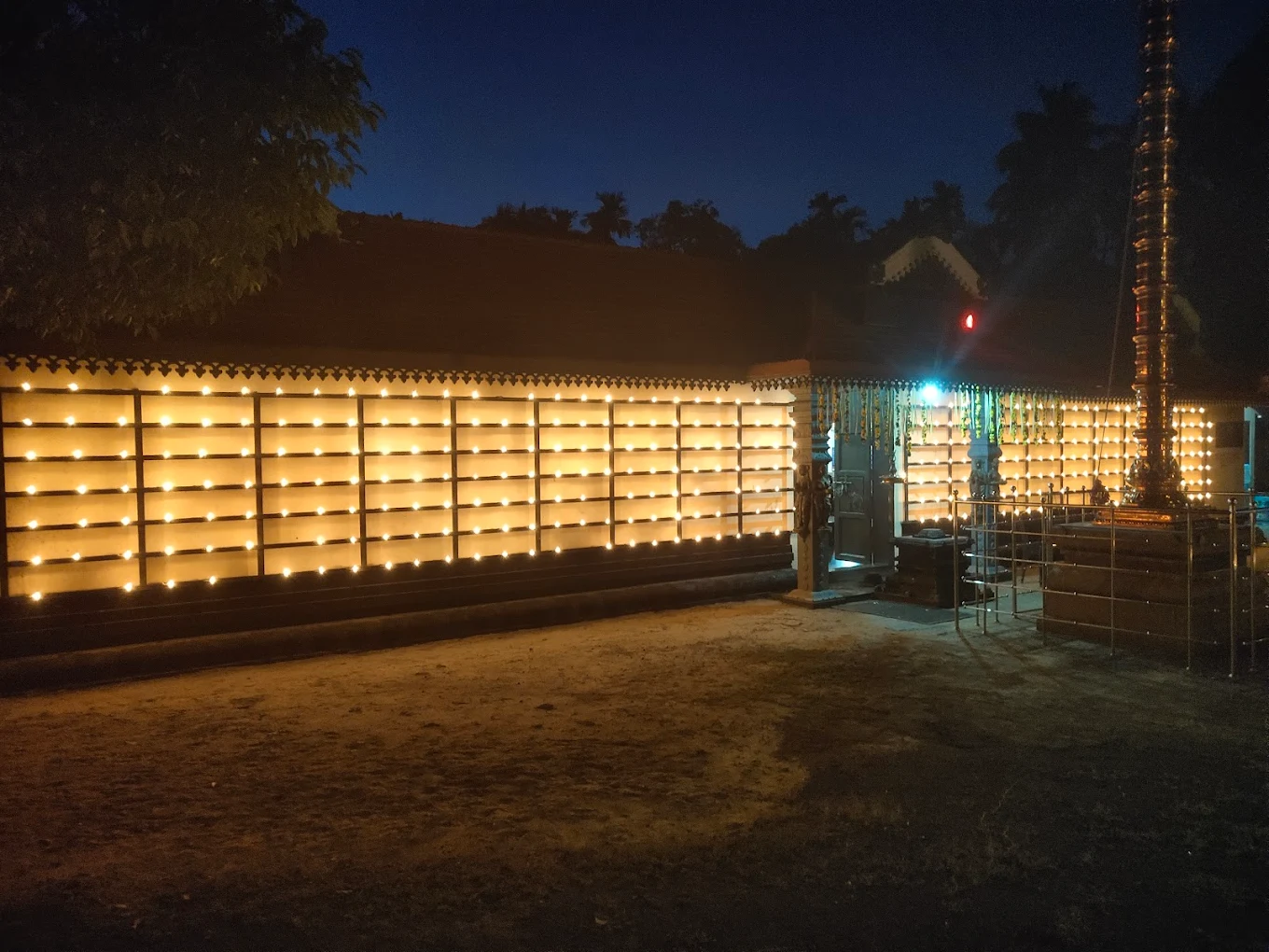 Devotees performing pooja at Vazhappully Shree Rajarajeshwari Temple