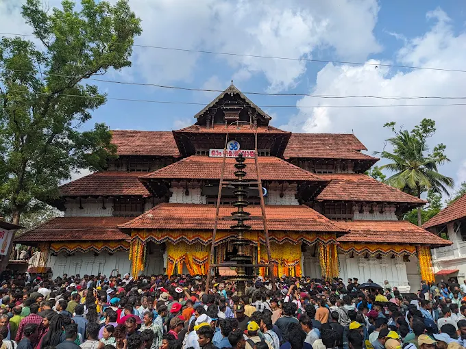 Devotees worshipping at Sree Vadakkumnathan Temple