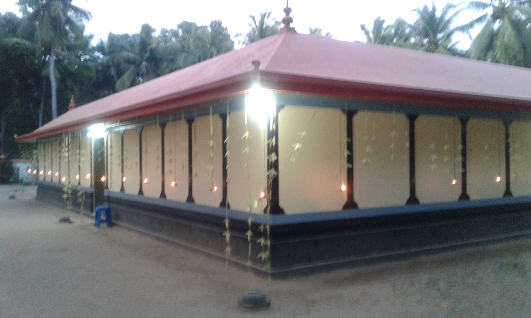 Valiyathoppil Sree Mahavishnu   Temple trivandrum Dresscode