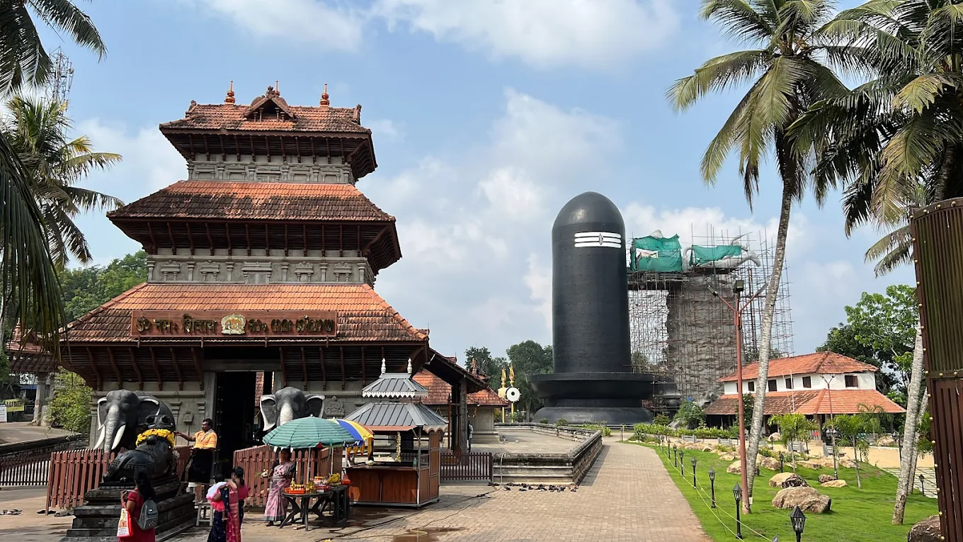 Front view of Chenkal Maheswaram Sri Shiva Parvathy Templ