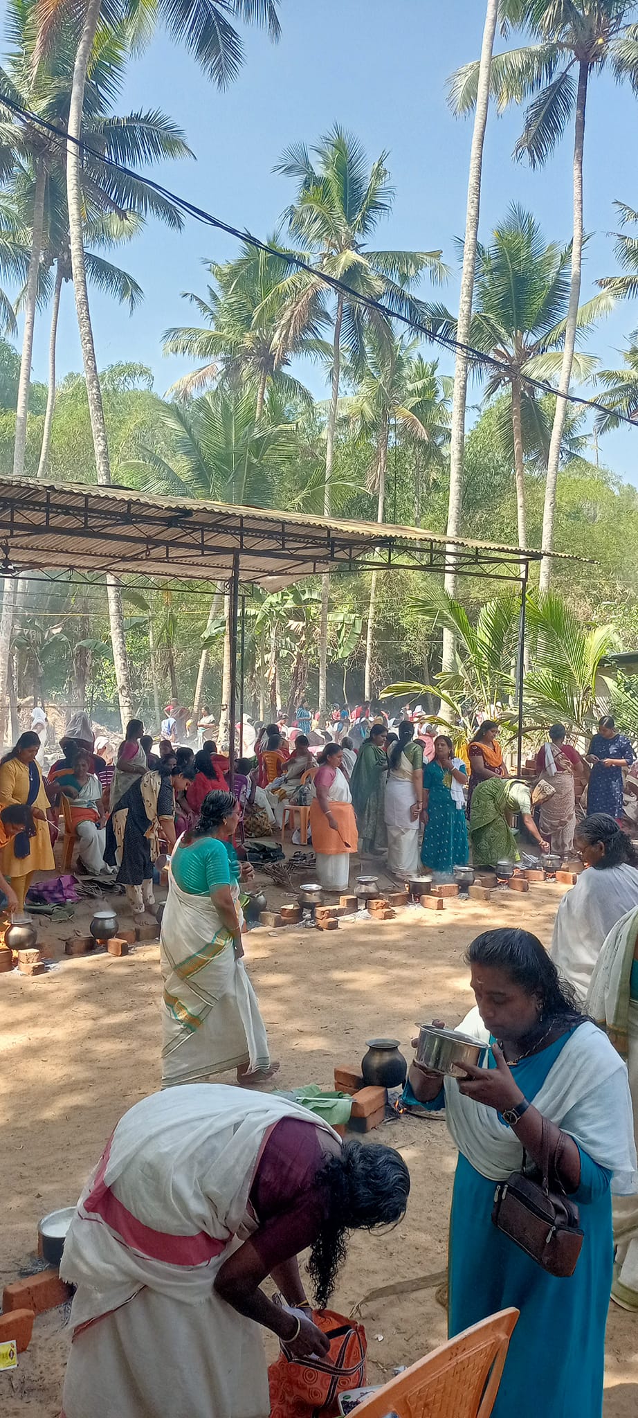 Devotees performing Aarattu during Utsavam